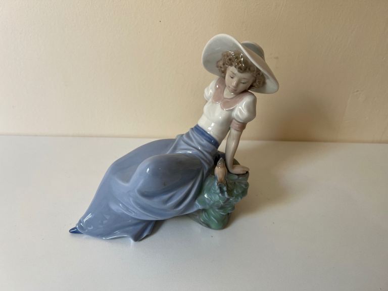 Lovely Porcelain Lady Figurine with Hat – As Good As New