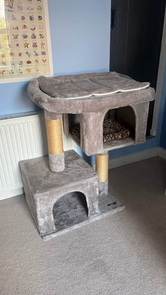 Cat Tree in Excellent Condition