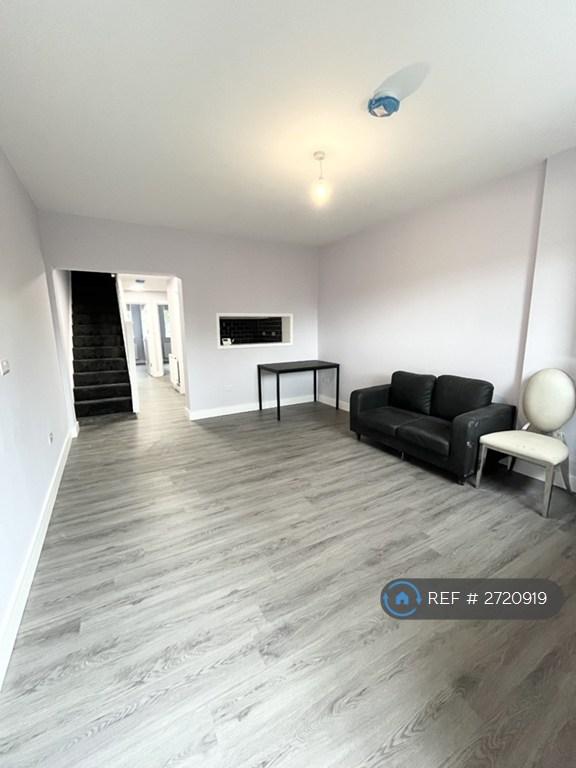 3 bedroom flat in East Barnet Road, Barnet, EN4 (3 bed) (#2720919)