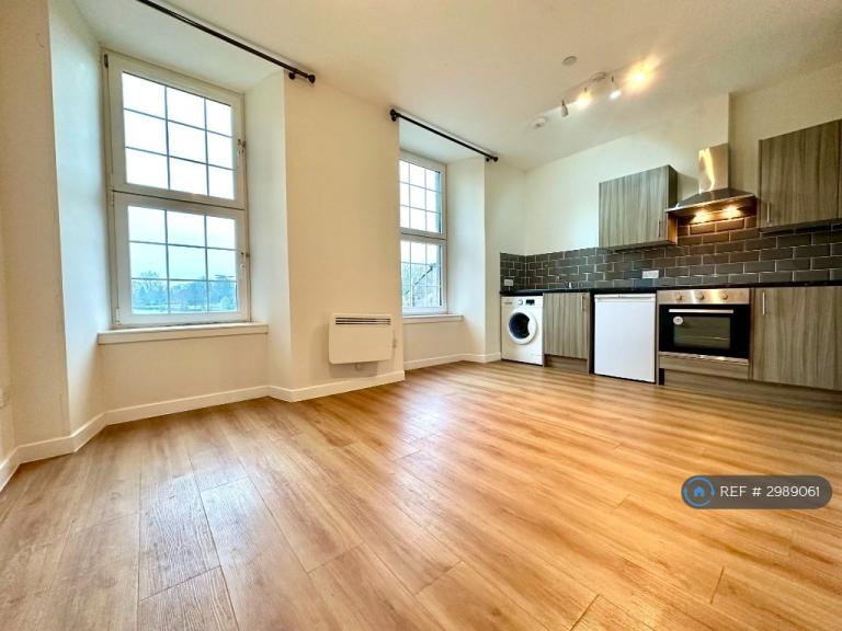 Studio flat in High Street, Dumbarton, G82 (#2989061)