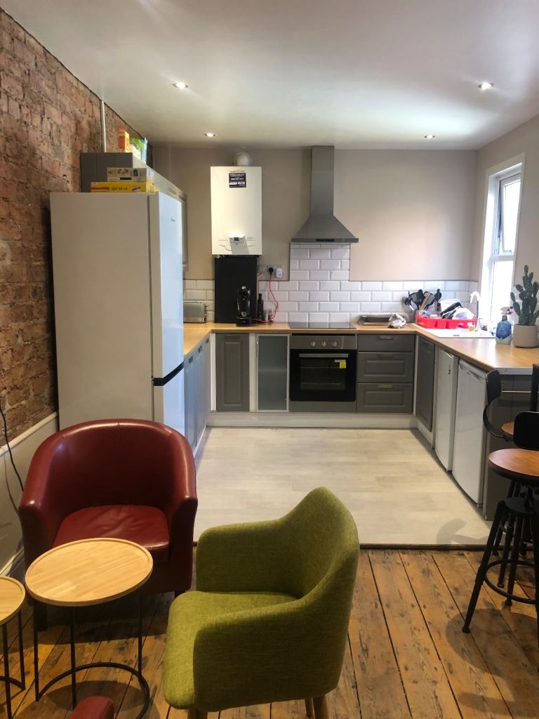 Double room with en suite quiet tenant 