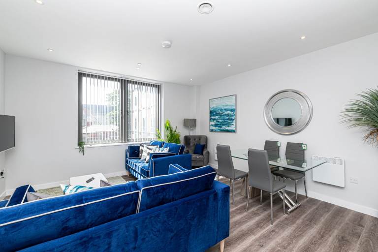 Modern 2-Bedroom Flat | Furnished | Fitted Kitchen | Parking | Lift | Waterloo, Liverpool - L22