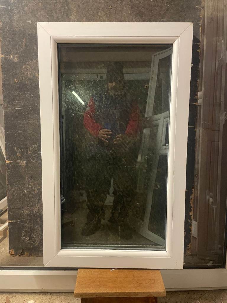 H 95 x W 57 cm - SMALL UPVC DOUBLE GLAZED WINDOW - OBSCURE GLASS - GOOD CONDITION (REF: SJ472)