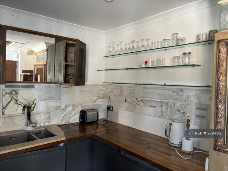 2 bedroom flat in Alexander Mews, London, W2 (2 bed) (#2794312)