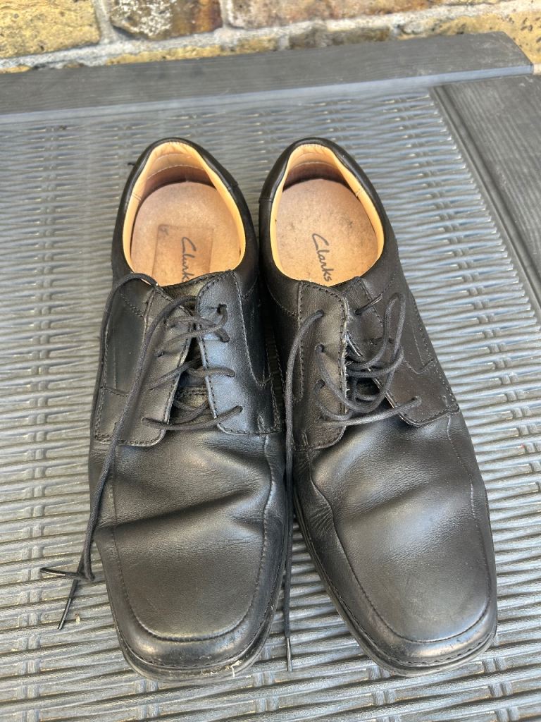 Clarks Black Leather Mens Shoes UK Size 10 – Good Condition