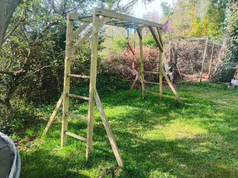 Climbing frame monkey bars 