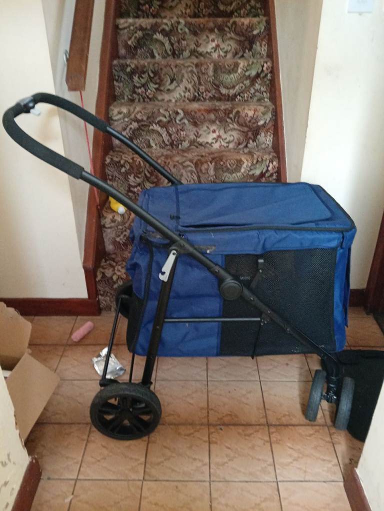 Paw hut dog pushchair, like new
