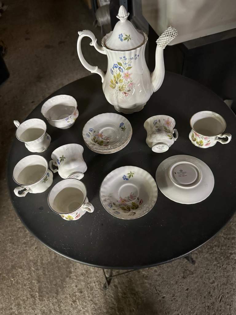 Richmond English Fina Bone China Wild Anemone Tea Set Cups