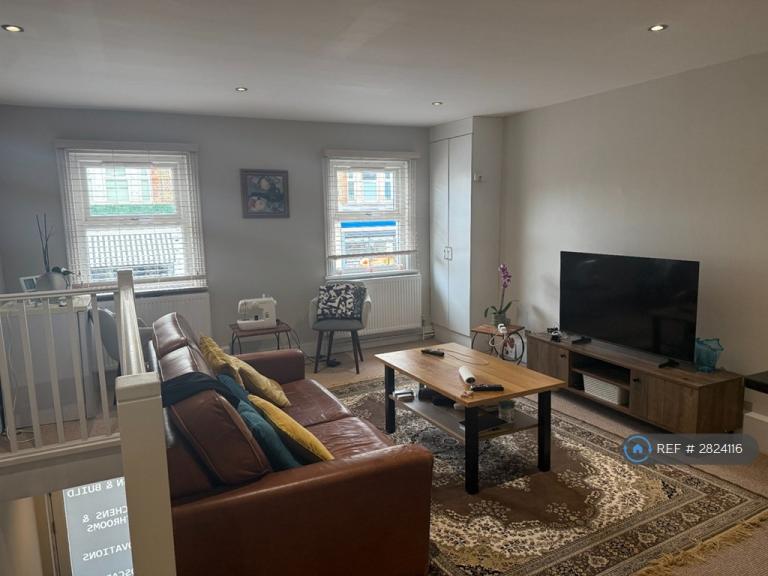 1 bedroom flat in Garratt Lane, London, SW18 (1 bed) (#2824116)