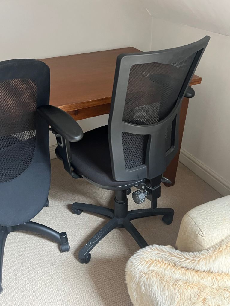Black Mesh Office Chair – Good Condition