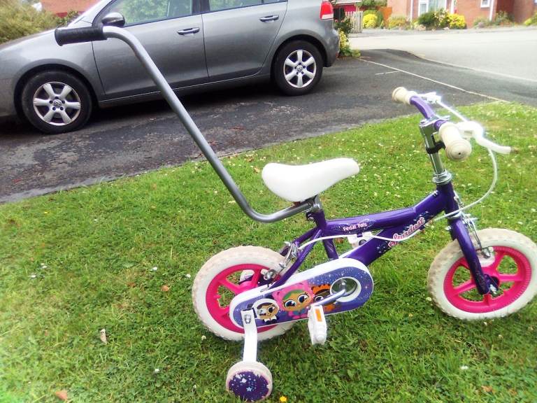 Bike with stabilisers and guide handle 
