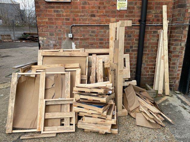FREE Wooden Pallets and various size wood pieces!