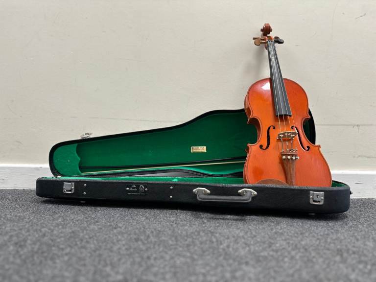 Full size violin with Hard Case and Bow