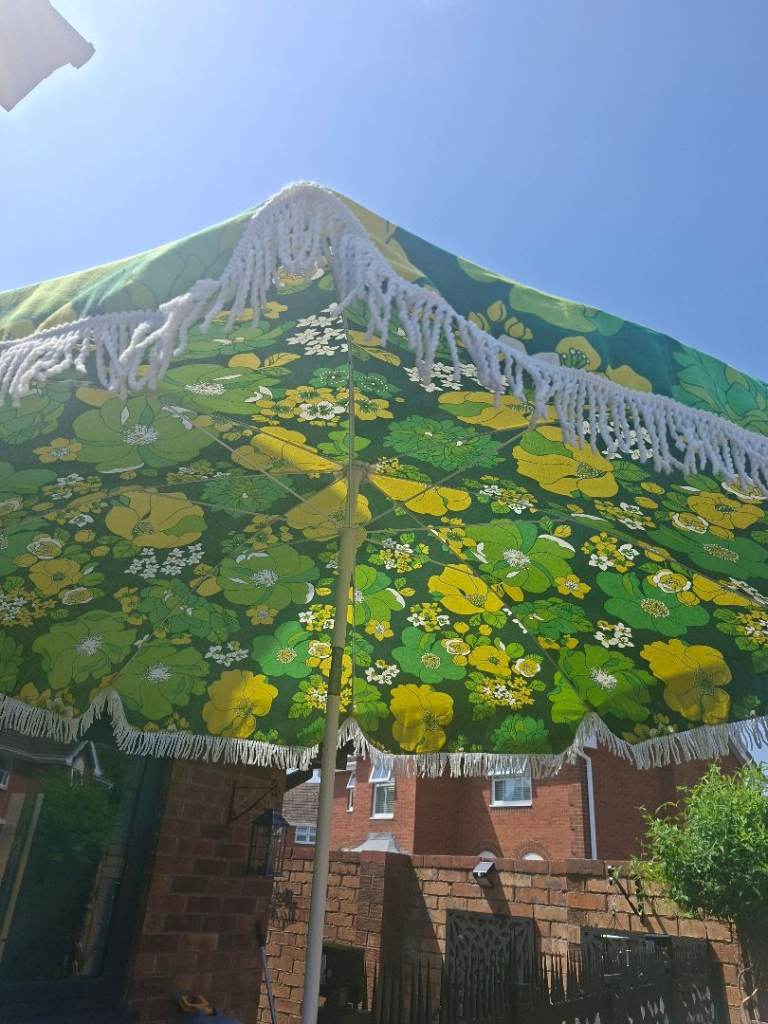 Retro Floral Garden Sunshade with Fringe – Good Condition