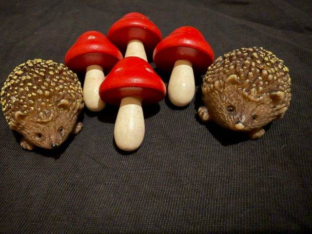 NEW SUPER CUTE MINI RESIN FIGURES HEDGEHOGS AND MUSHROOMS
