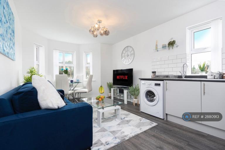 2 bedroom flat in Throstlenest Avenue, Darlington, DL1 (2 bed) (#2880913)