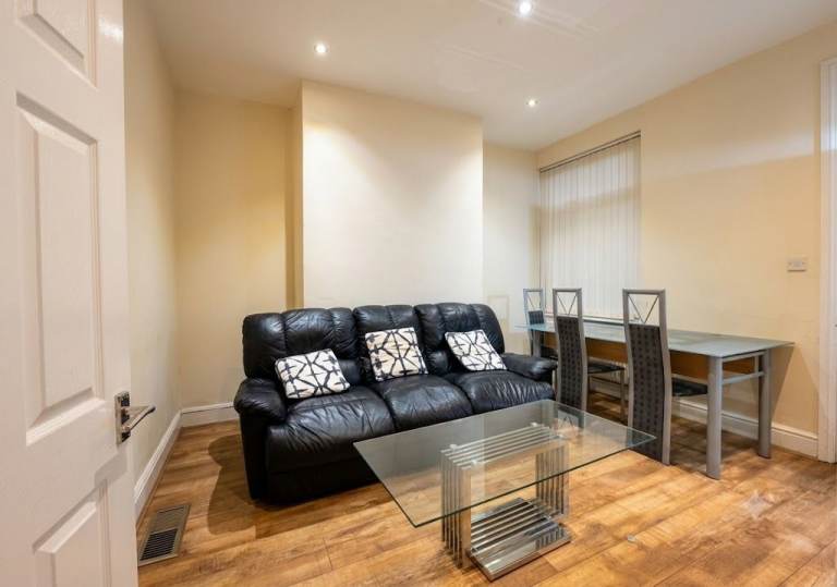 4 bedroom terraced house to rent