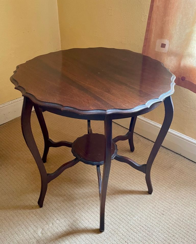 Lovely Dark Wood Scalloped Edge Occasional Table – Good Condition