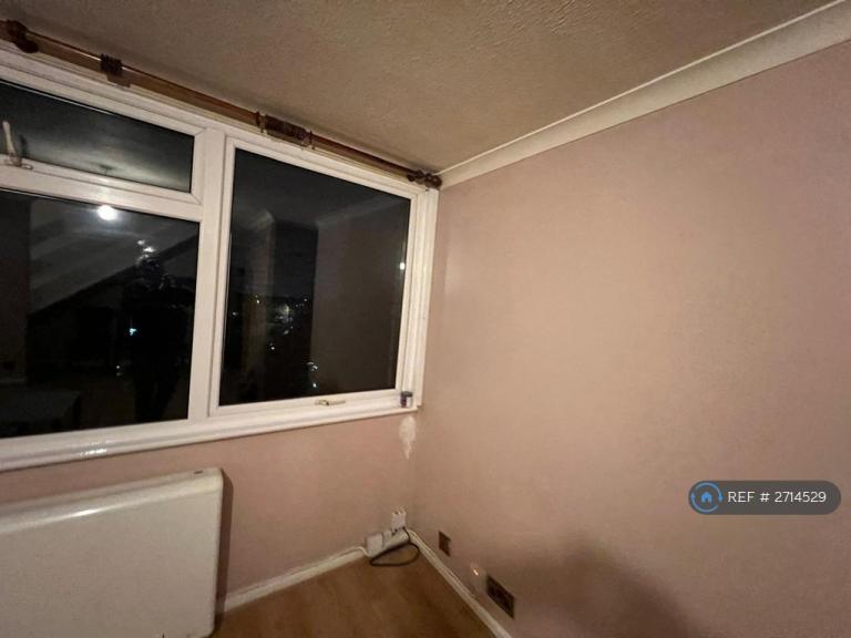 2 bedroom flat in Long Green, Chigwell, IG7 (2 bed) (#2714529)