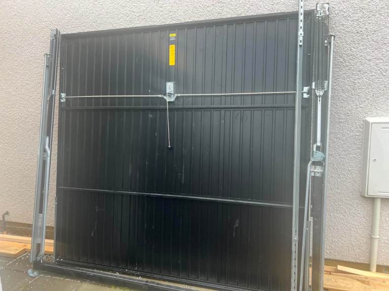 Manual garage door. Looks like brand new