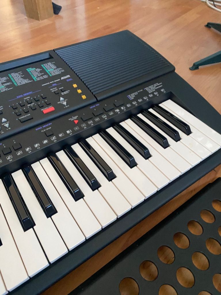 yamaha portatone psr 400 keyboard with easel and power plug in box  