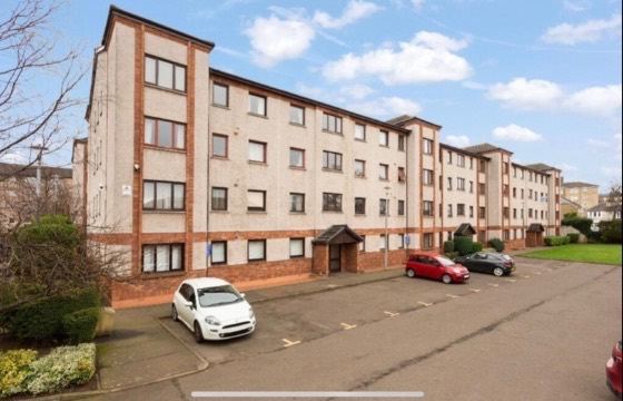 2 bed flat with private parking space 
