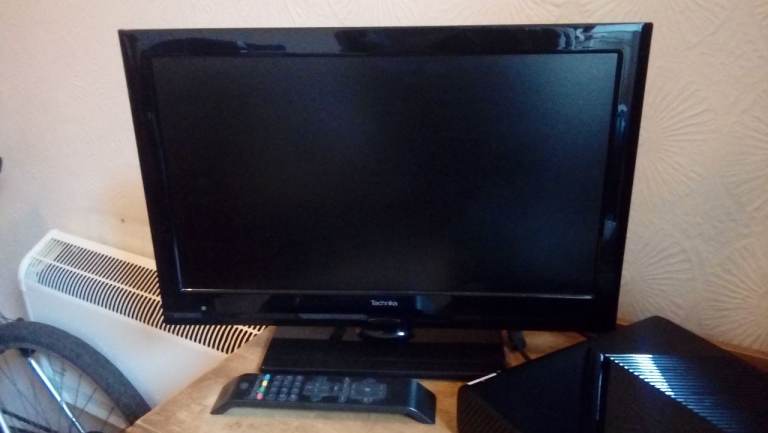 Technika 22" HD TV / Monitor with Remote (Ideal Size & Great for Gaming) - HDMI & VGA