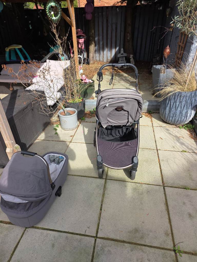Mama and papas Grey Baby Pushchair and Carrycot – Good Condition