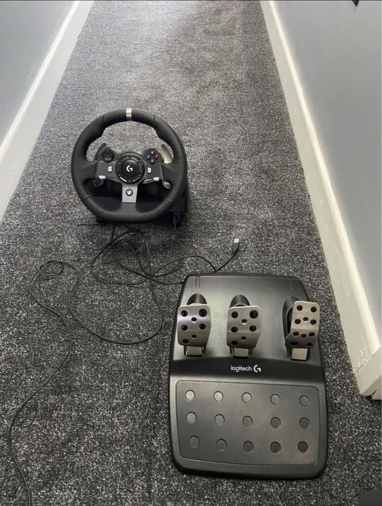 Logitech G29 Driving Force Racing Wheel & Pedals