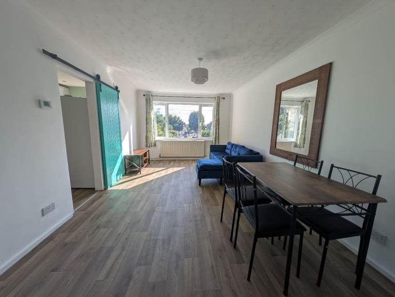 Stunning Newly Renovated 2-Bedroom Flat Available 