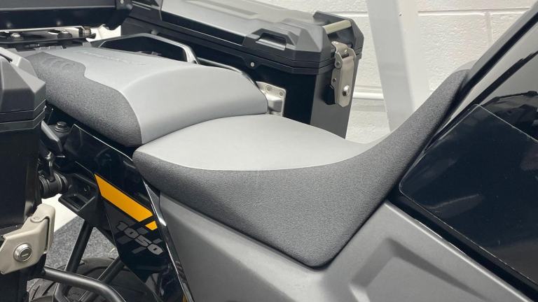 SUZUKI DL1050 TOUR ** FULL LUGGAGE - ENGINE BARS - 12 MONTHS MOT **