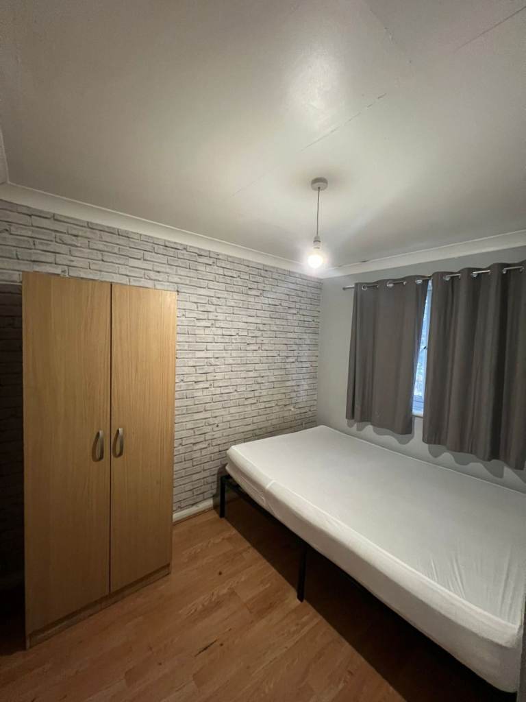 🌻Your Own Spacious Room in Stratford🌞Walk to Station & Westfield!