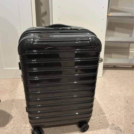 Overhead Luggage / Black Wheelie Suitcase