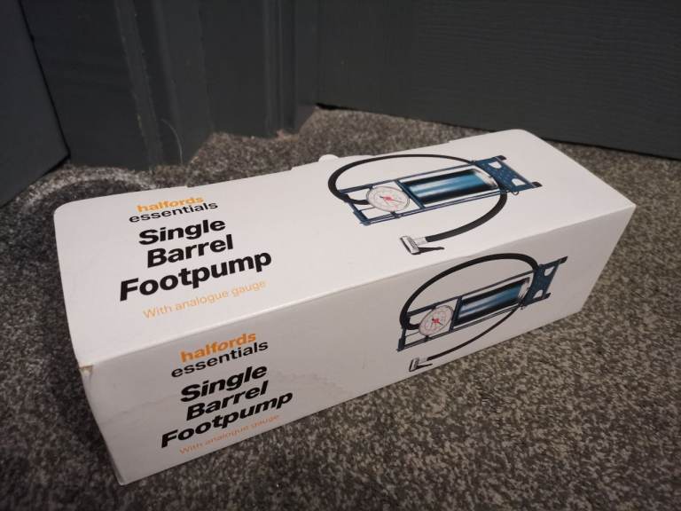 Halfords Essentials Metal Barrel Foot Pump and Gauge