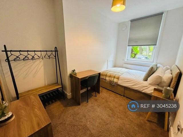 1 bedroom in Robins Lane, St Helens, WA9 (#3045238)