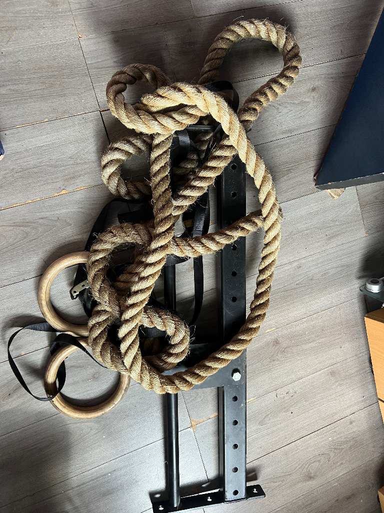 Climbing rope and bracket 