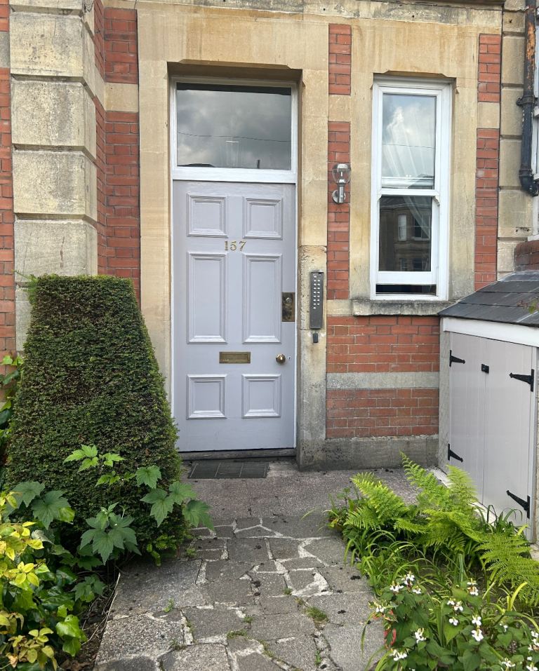 Bedsit in professional house