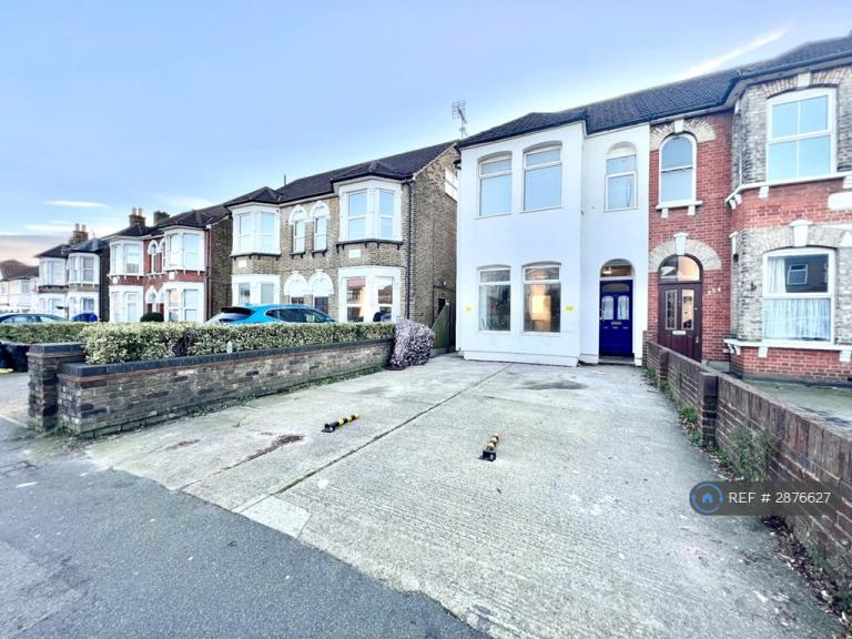 2 bedroom flat in South Street, Romford, RM1 (2 bed) (#2876627)