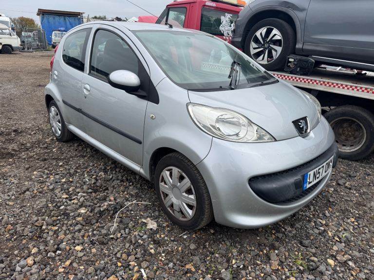 Peugeot 107 2008 silver 1.2 BREAKING FOR PARTS 