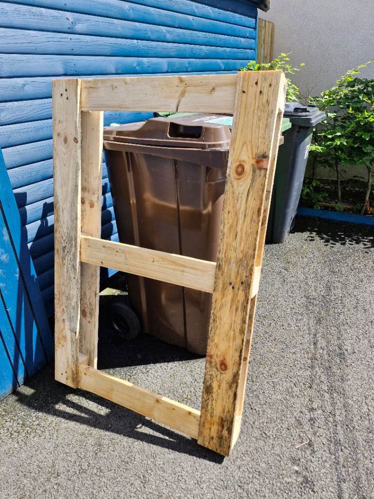 Free Wooden Pallet + Bar made of wooden Pallets