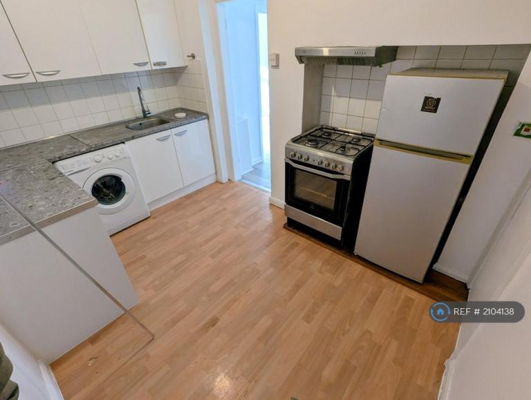 1 bedroom flat in Sutton Dene, Hounslow, TW3 (1 bed) (#2104138)