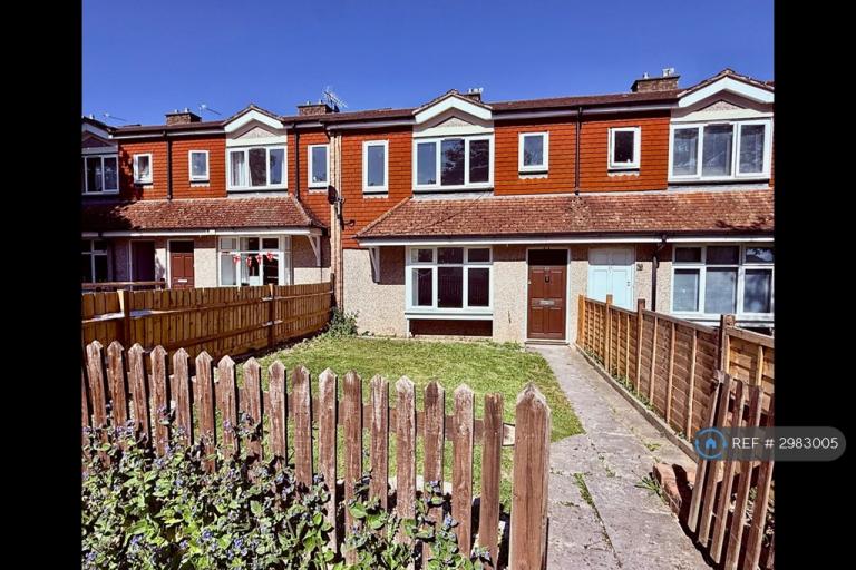 2 bedroom house in The Chantrys, Farnham, GU9 (2 bed) (#2983005)