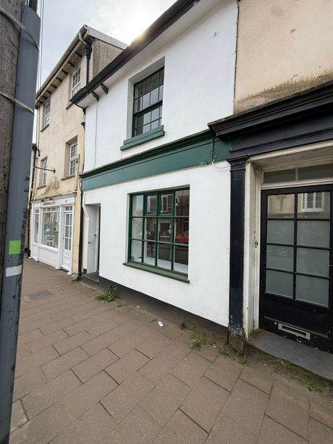 Retail shop for Rent - £165 pw - High St Crediton - Direct from Landlord - No Premium - No extra fee