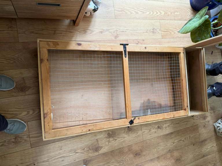8ft x 4ft Tortoise / Reptile  table/House with Mesh Roof & Accessories