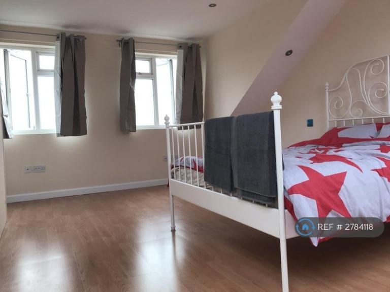 1 bedroom in Priors Gardens, Ruislip, HA4 (#2784118)