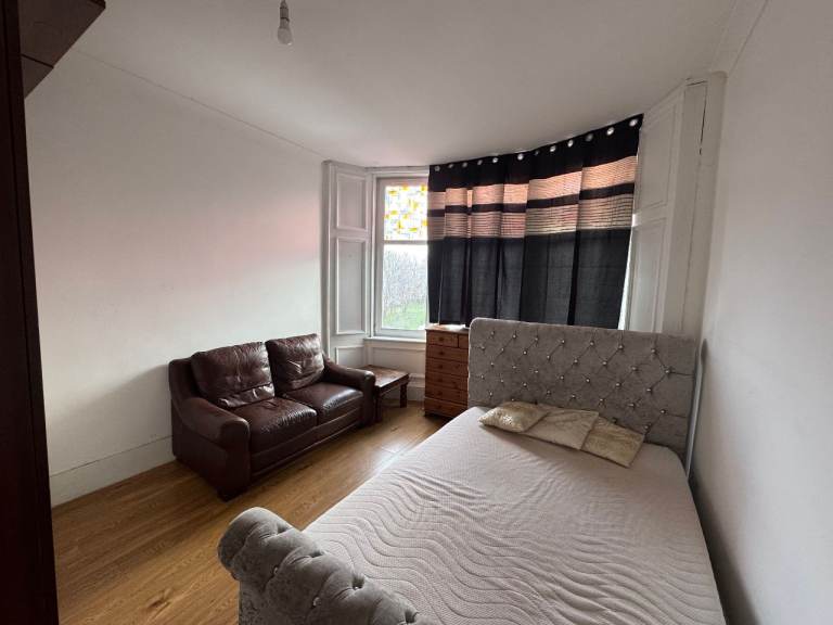 Double Room - Read Description - G73 1AF (Rutherglen) - Bills Inc