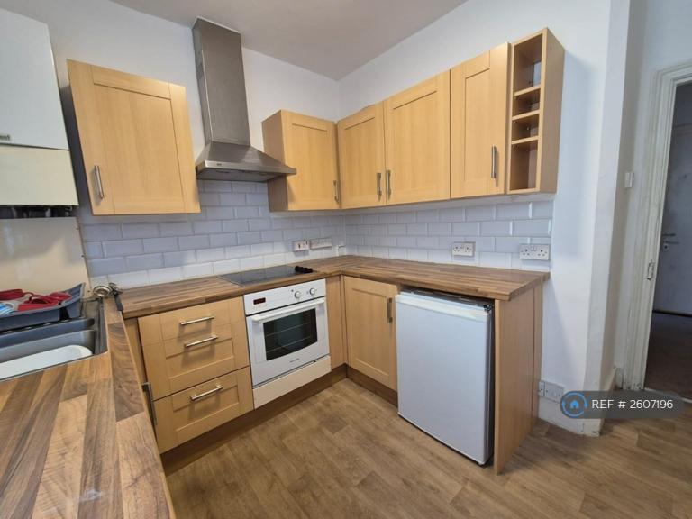 2 bedroom flat in Canterbury Road, Margate, CT9 (2 bed) (#2607196)