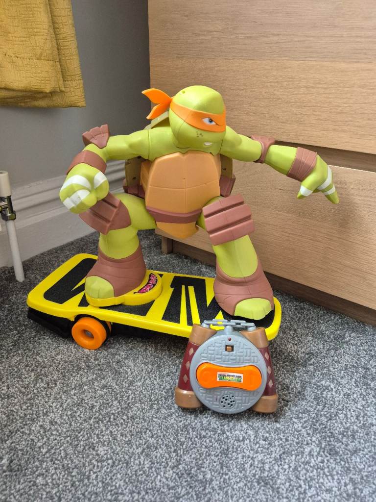 Teenage Mutant Ninja Turtles Skateboarding Michelangelo Figure