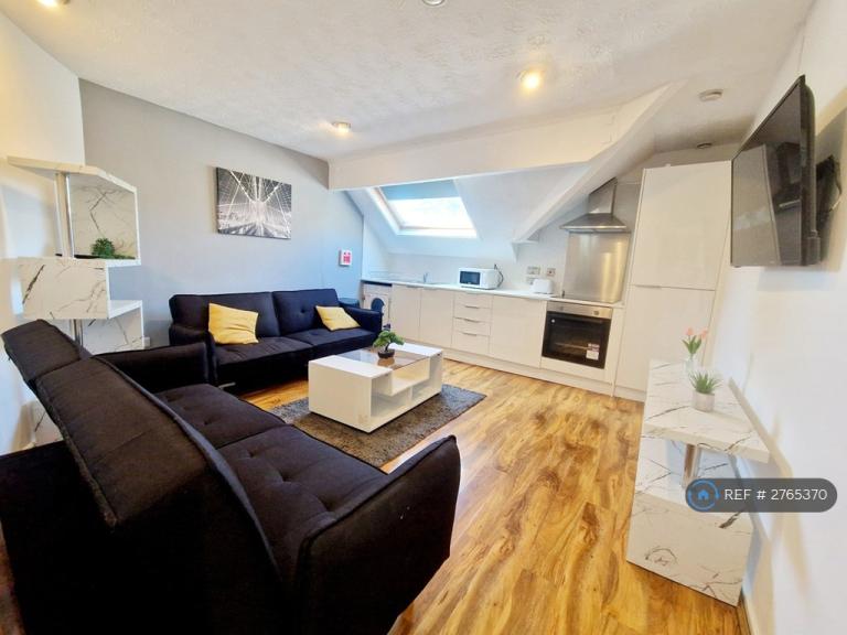 4 bedroom flat in Polygon Road, Manchester, M8 (4 bed) (#2765370)