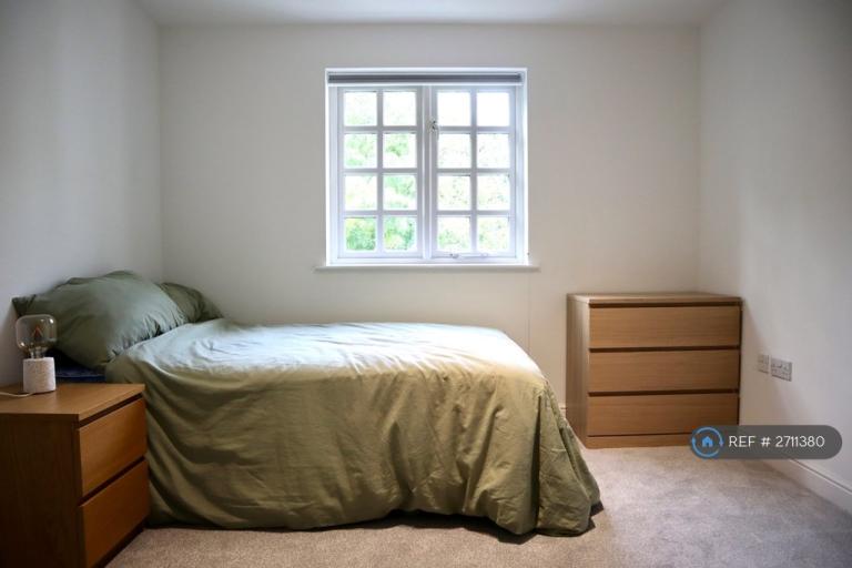 2 bedroom flat in Hadfield Close, Manchester, M14 (2 bed) (#2711380)